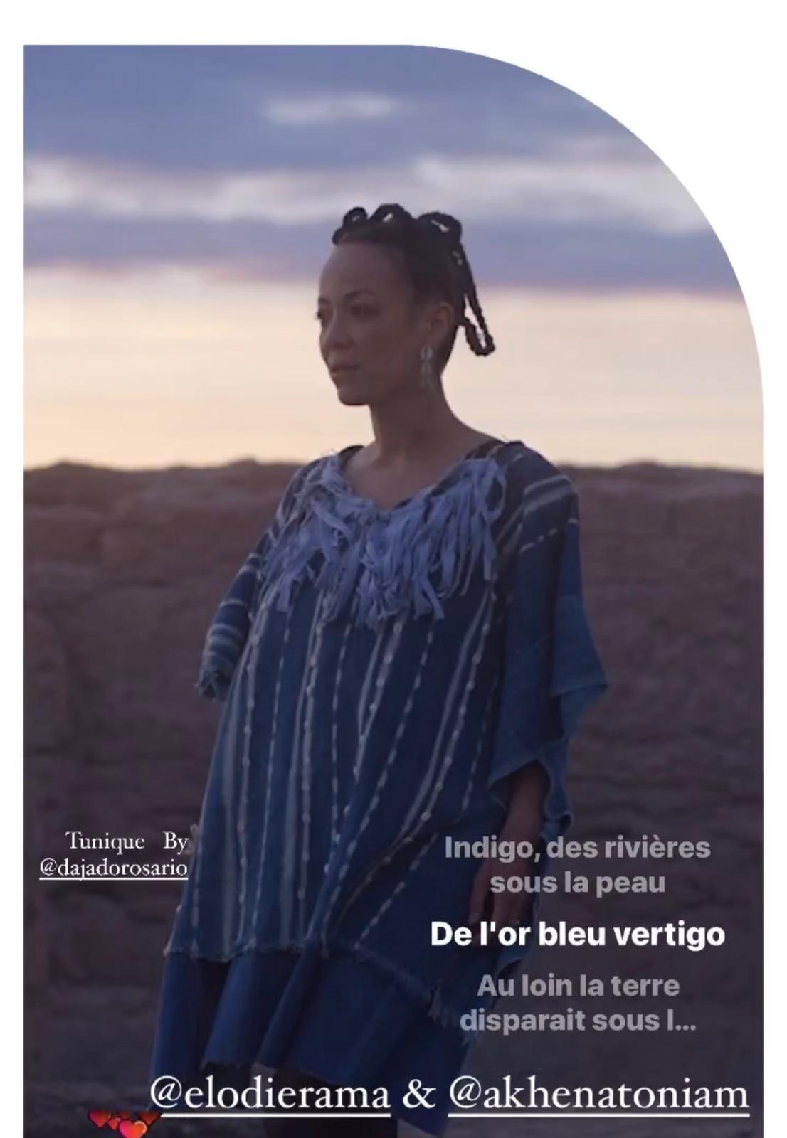 Élodie Rama portant une tenue textile bleue dans un paysage